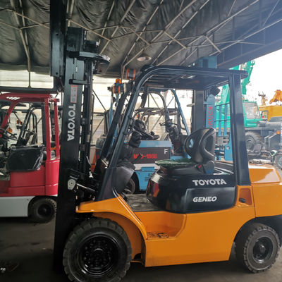 Powerful Gasoline Engine 2012 Toyota 2.5 Ton Forklift with Cylinder and Sideshift