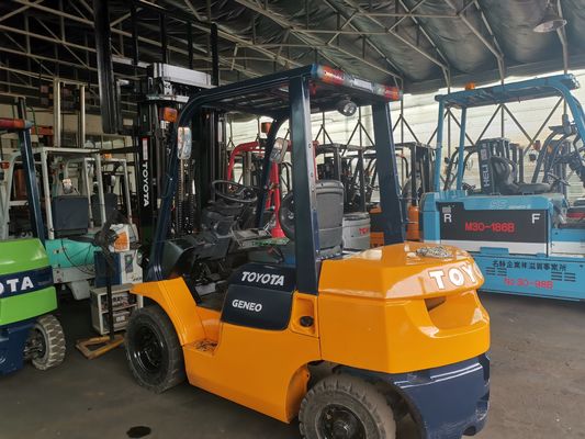 Powerful Gasoline Engine 2012 Toyota 2.5 Ton Forklift with Cylinder and Sideshift