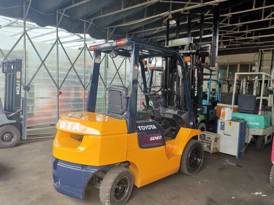 Powerful Gasoline Engine 2012 Toyota 2.5 Ton Forklift with Cylinder and Sideshift