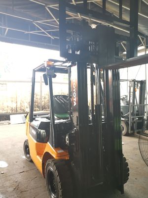 Powerful Gasoline Engine 2012 Toyota 2.5 Ton Forklift with Cylinder and Sideshift