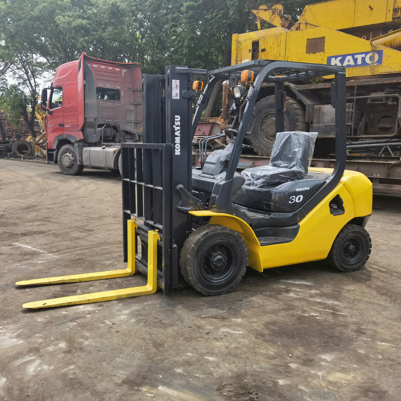 Manual Power Source 3 Ton Komatsu FD30 Forklift for Smooth Warehouse Operations