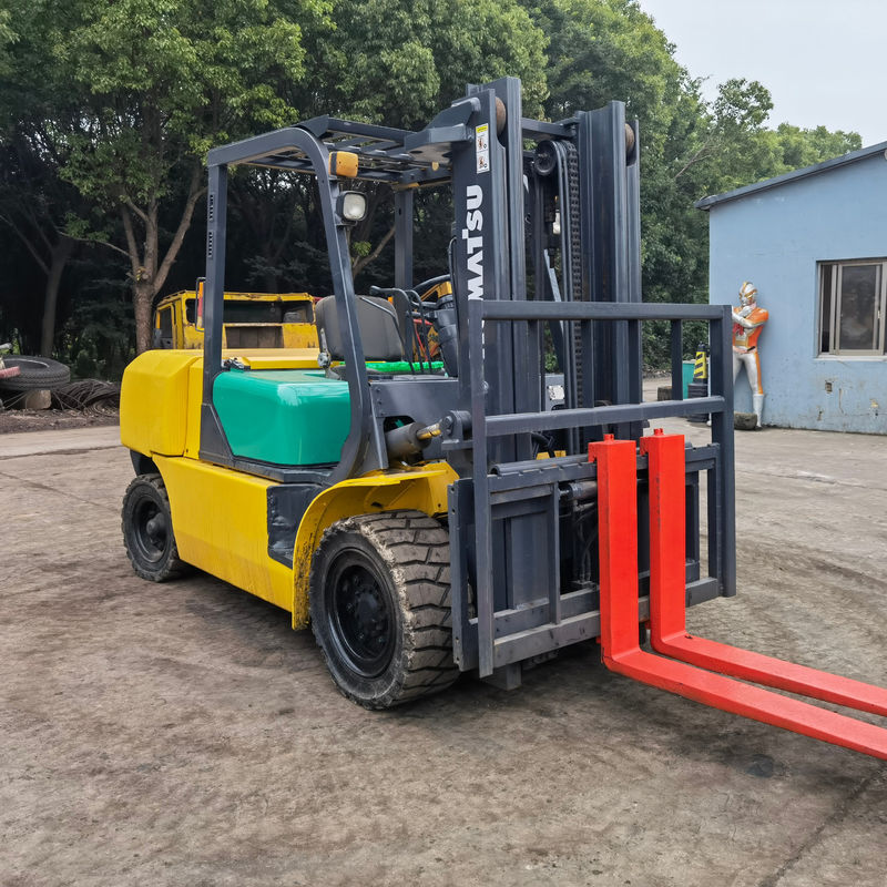 Used Komatsu 5 Ton Diesel Forklift FD50 with Japanese Engine at in Shanghai Yard