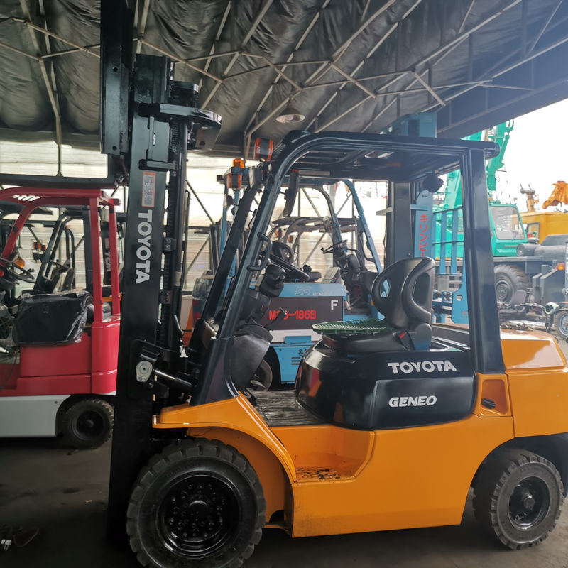 Powerful Gasoline Engine 2012 Toyota 2.5 Ton Forklift with Cylinder and Sideshift